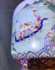 Een keizerlijke Chinese famille rose 'drakenboot festival' vaas, Jiaqing merk en periode